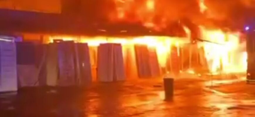 Toshkentda Uchtepa tumanidagi “Izza” qurilish bozorida yong‘in yuz berdi. U bir soatda o‘chirildi