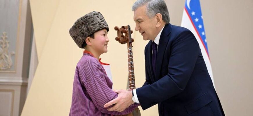 Шавкат Мирзиёев подарил автомобиль четверокласснику на встрече с молодежью