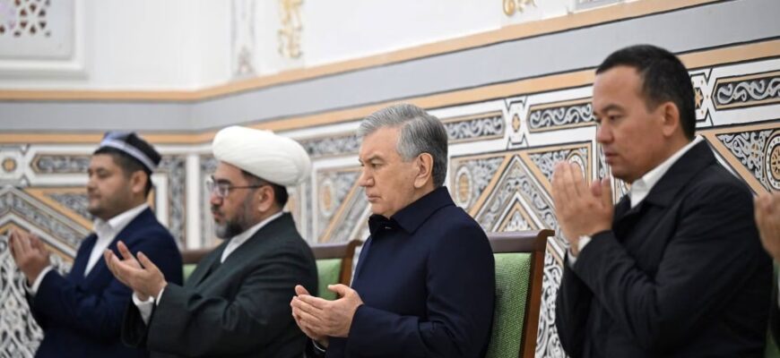 Мирзиёев начал визит в Сурхандарью с мавзолея Хакима Термези