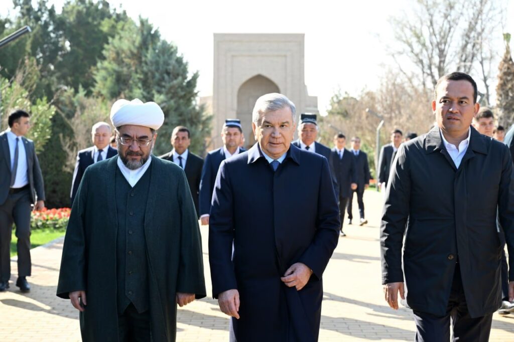 Мирзиёев начал визит в Сурхандарью с мавзолея Хакима Термези