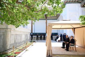 Президенты Узбекистана и Казахстана посетили мавзолей Бахауддина Накшбанда в Бухаре