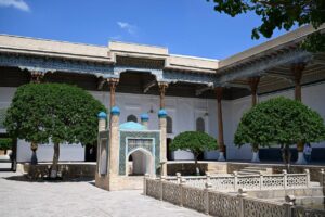 Президенты Узбекистана и Казахстана посетили мавзолей Бахауддина Накшбанда в Бухаре