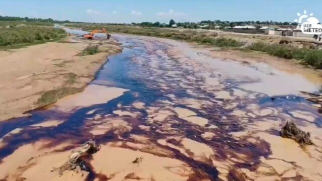 В Сурхандарье река окрасилась в черный цвет из-за утечки нефтепродуктов