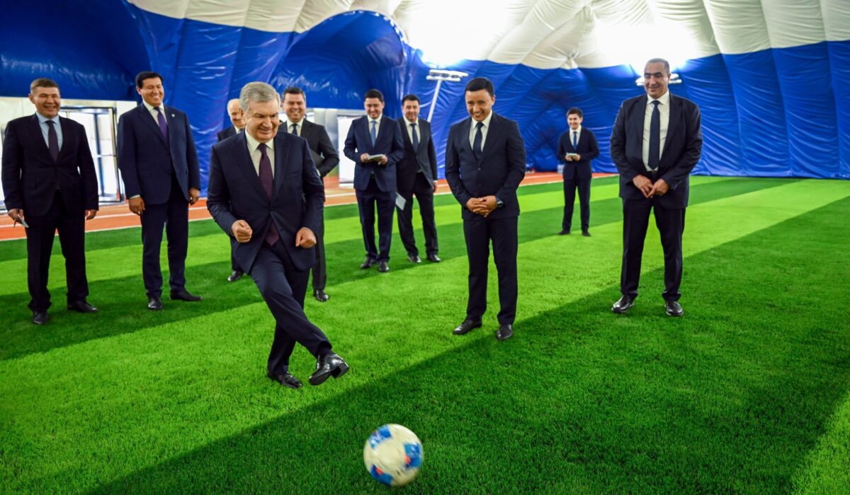 Shavkat Mirziyoyev Farg‘onada yangi akademiya tarbiyalanuvchilari bilan futbol o‘ynadi