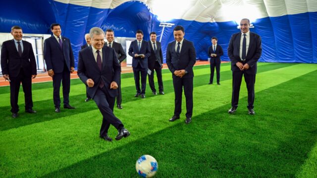 Шавкат Мирзиёев сыграл в футбол с воспитанниками новой академии в Фергане