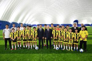 Shavkat Mirziyoyev Farg‘onada yangi akademiya tarbiyalanuvchilari bilan futbol o‘ynadi