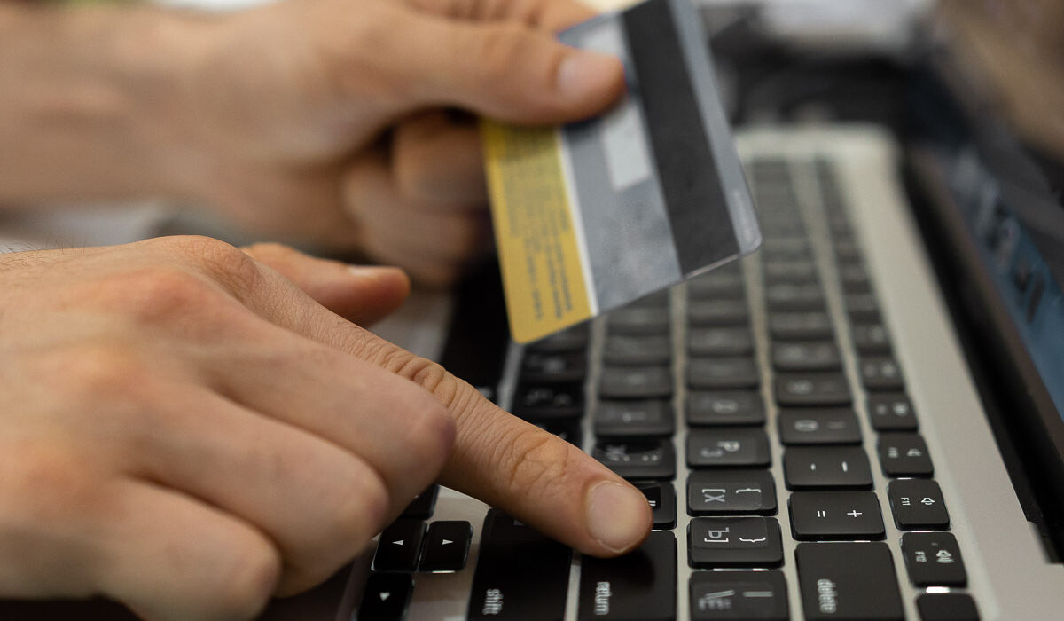 В Узбекистане банки обяжут возмещать украденные с карт деньги клиентов