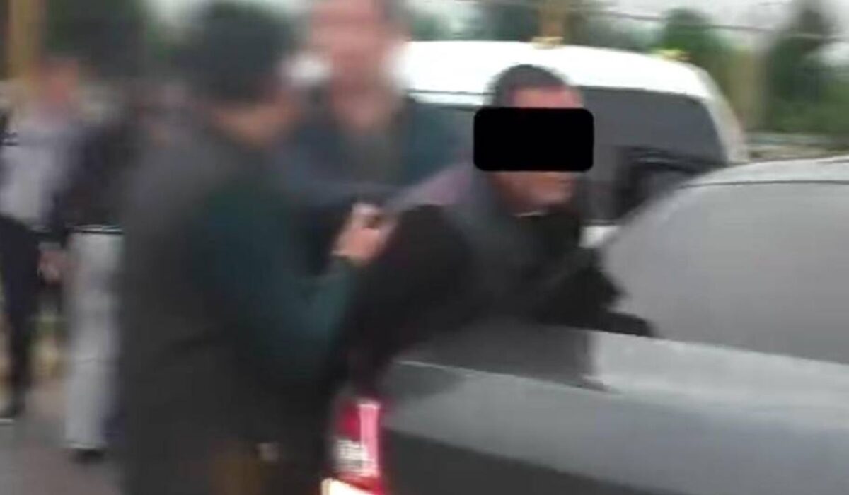 Namanganda qalbaki 10 ming dollarni sotmoqchi bo‘lgan ikki erkak ushlandi