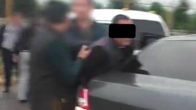 Namanganda qalbaki 10 ming dollarni sotmoqchi bo‘lgan ikki erkak ushlandi