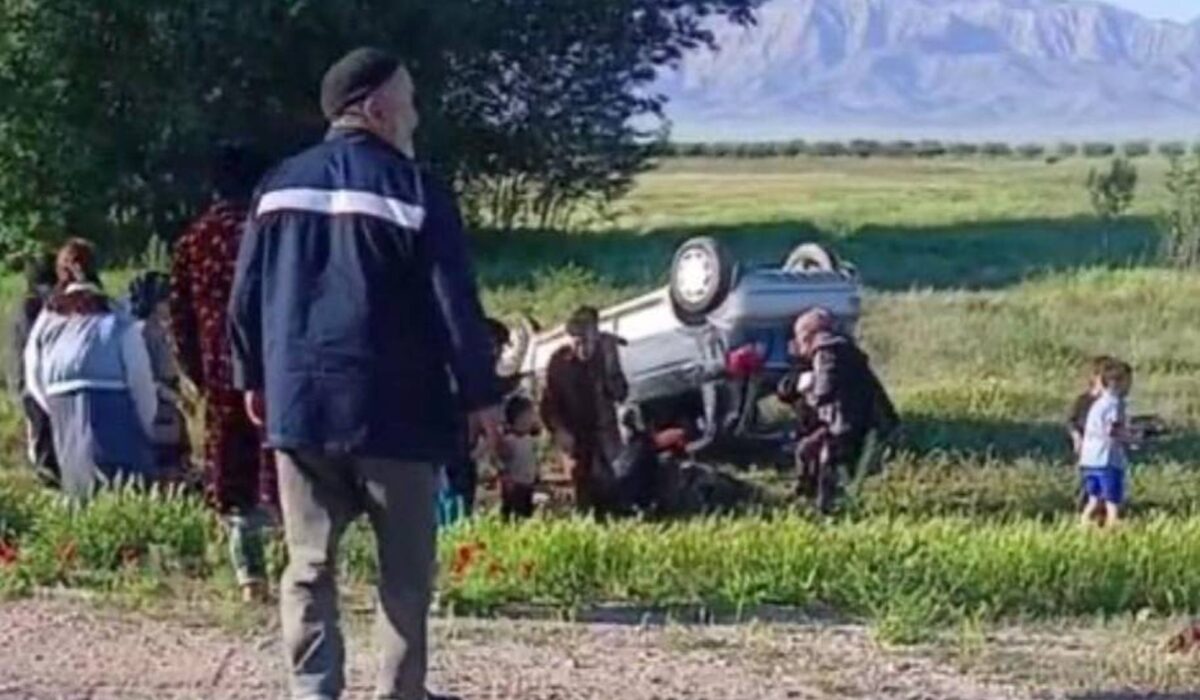 Navoiyda 14 nafar bolani ortib ketayotgan Matiz ag‘darildi