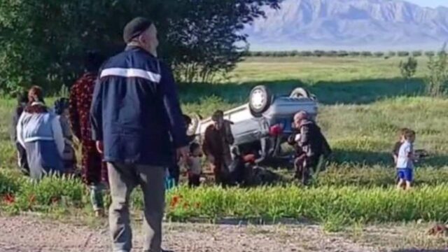 Navoiyda 14 nafar bolani ortib ketayotgan Matiz ag‘darildi