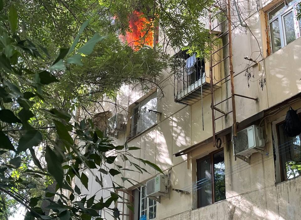 Toshkentdagi ko‘p qavatli uyda kuchli yong‘in yuz berdi