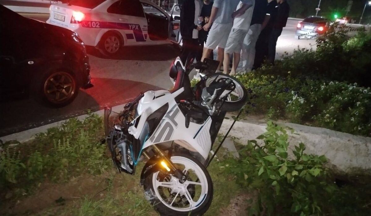 В Алмалыке мотоциклист сбил 15-летнюю школьницу