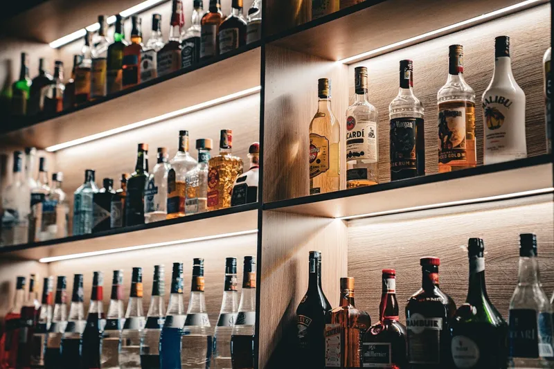 O‘zbekistonda kafe va restoranlarga alkogolni naqd pulga sotishga ruxsat berildi