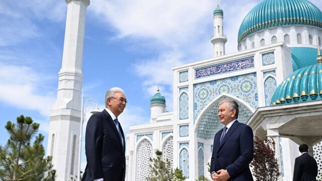 Мирзиёев и Токаев посетили новую мечеть в Туркестане