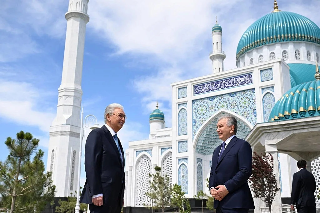 Mirziyoyev va Toqayev Turkistondagi yangi masjidni borib ko‘rishdi