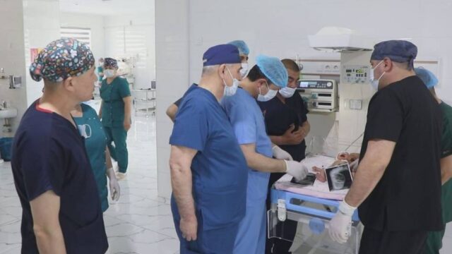 Surxondaryoda to‘rt oyoq bilan tug‘ilgan chaqaloq Samarqandda operatsiya qilindi