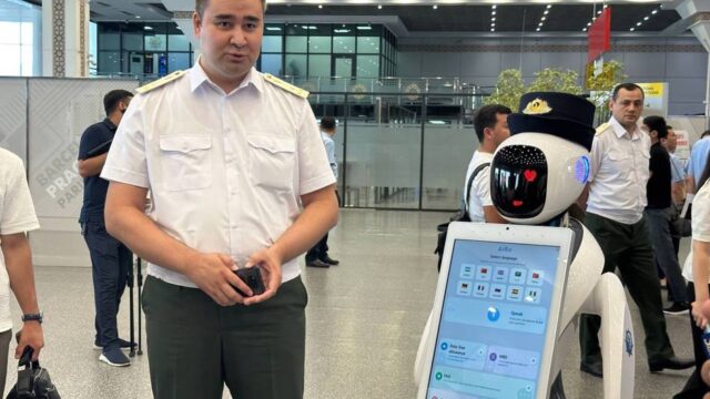 В международном аэропорту Ташкента пассажиров начал консультировать ИИ-робот