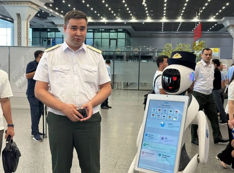 В международном аэропорту Ташкента пассажиров начал консультировать ИИ-робот