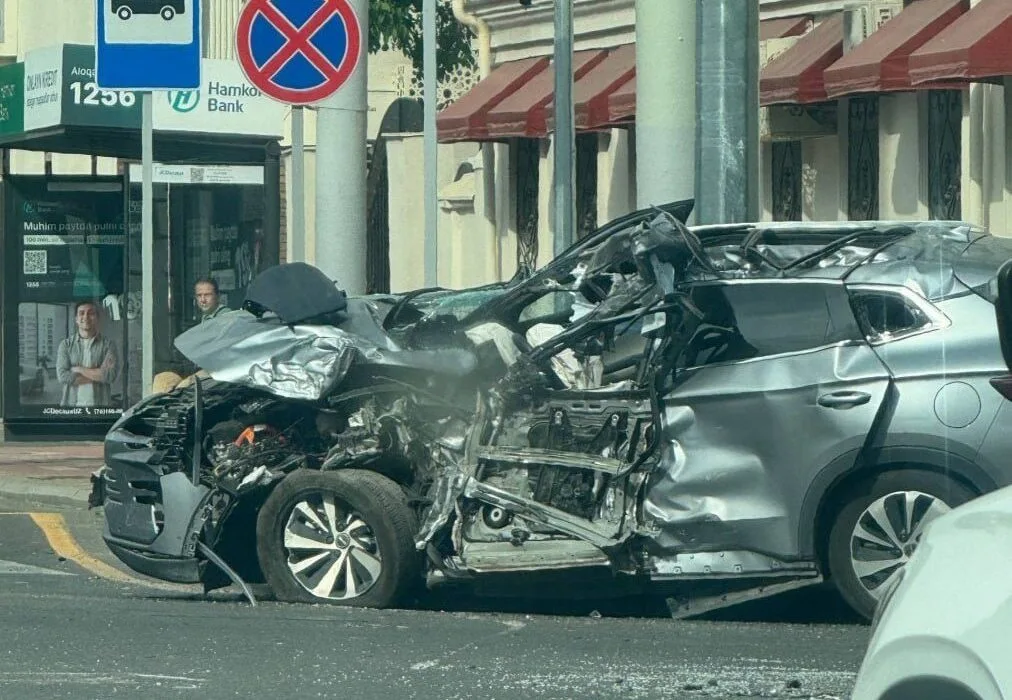 В Ташкенте водитель BYD проехал на красный и столкнулся с автобусом