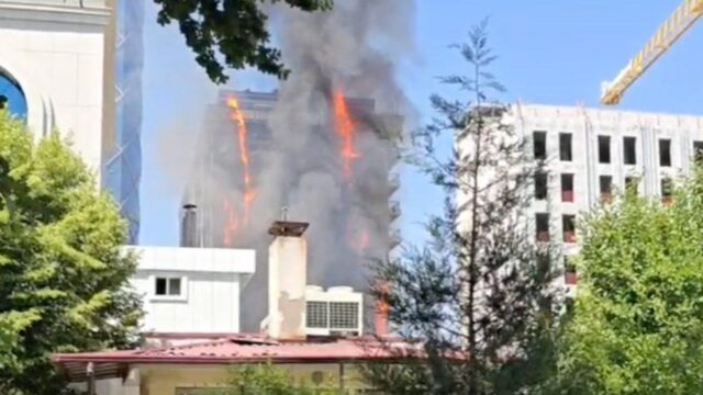 Toshkentning Yakkasaroy tumanida ko‘p qavatli uyning fasadi yonib ketdi