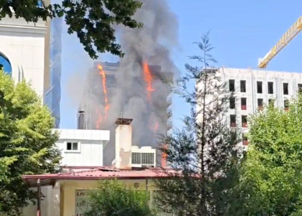 Toshkentning Yakkasaroy tumanida ko‘p qavatli uyning fasadi yonib ketdi