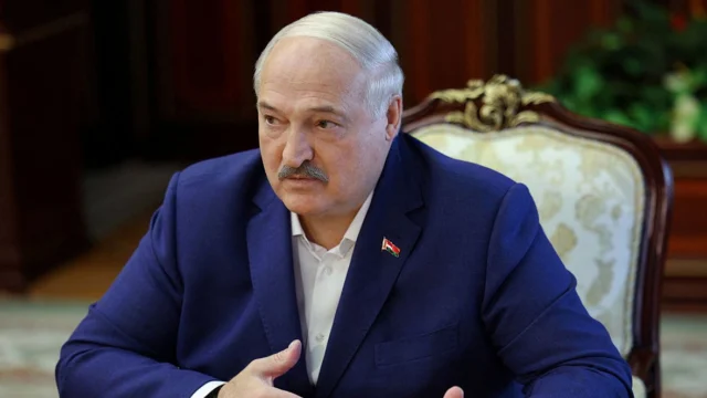 Лукашенко попросил посла России не втягивать Беларусь в войну