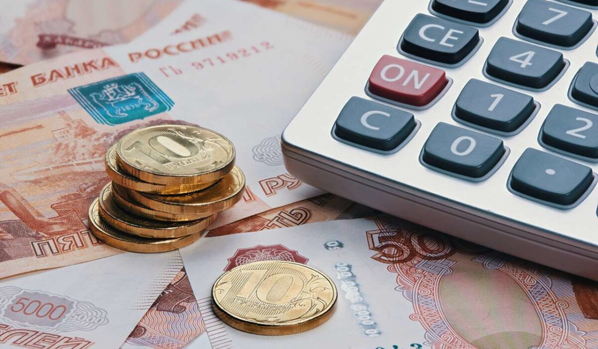 Мигрантов в России хотят обязать платить 3% с каждого перевода за рубеж