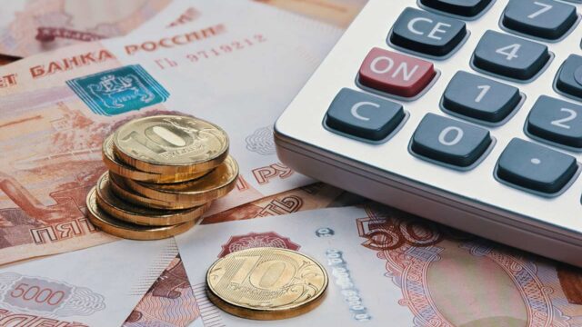 Мигрантов в России хотят обязать платить 3% с каждого перевода за рубеж