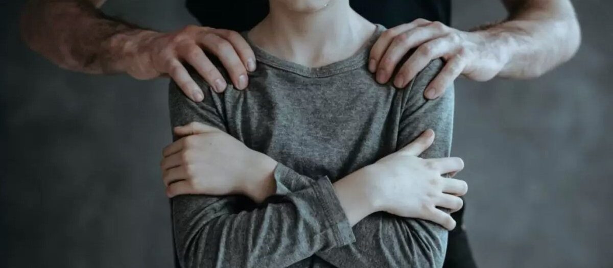 Andijonda voyaga yetmagan qiz bilan jinsiy aloqa qilgan IIB xodimi qamoqqa olindi