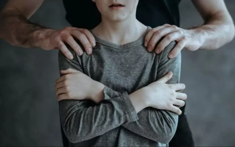 Andijonda voyaga yetmagan qiz bilan jinsiy aloqa qilgan IIB xodimi qamoqqa olindi