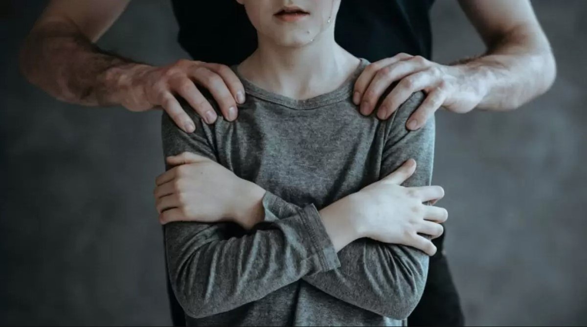 Andijonda voyaga yetmagan qiz bilan jinsiy aloqa qilgan IIB xodimi qamoqqa olindi