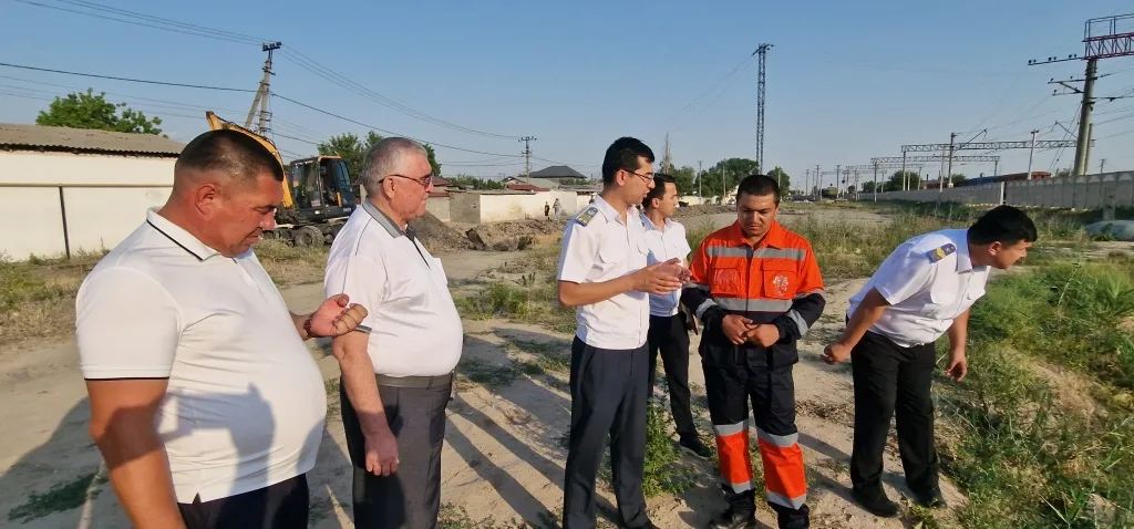 В Ташкенте железнодорожник спас тонувшую канале девочку