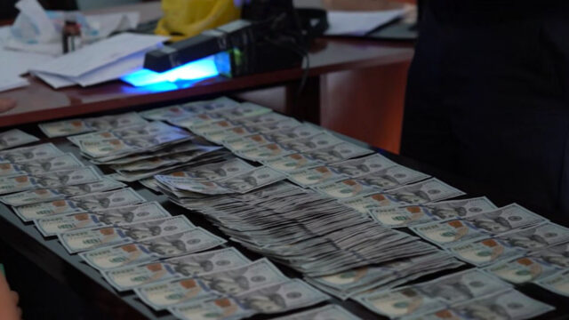 Toshkentda soxta 10 ming dollarni 6,5 mingga pullamoqchi bo‘lgan shaxs ushlandi
