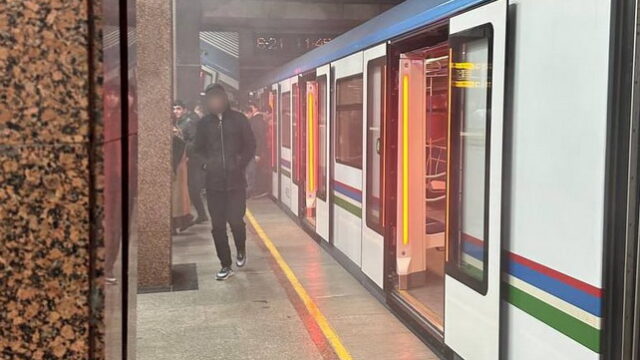 В ташкентском метро у пассажира в поезде задымился телефон