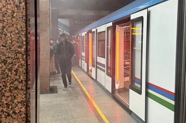 В ташкентском метро у пассажира в поезде задымился телефон
