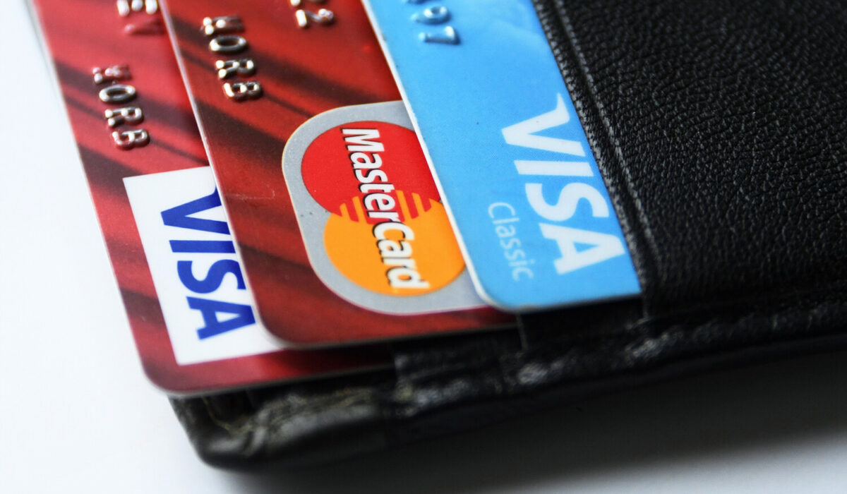 Россия полностью выведет из обращения карты Visa и Mastercard