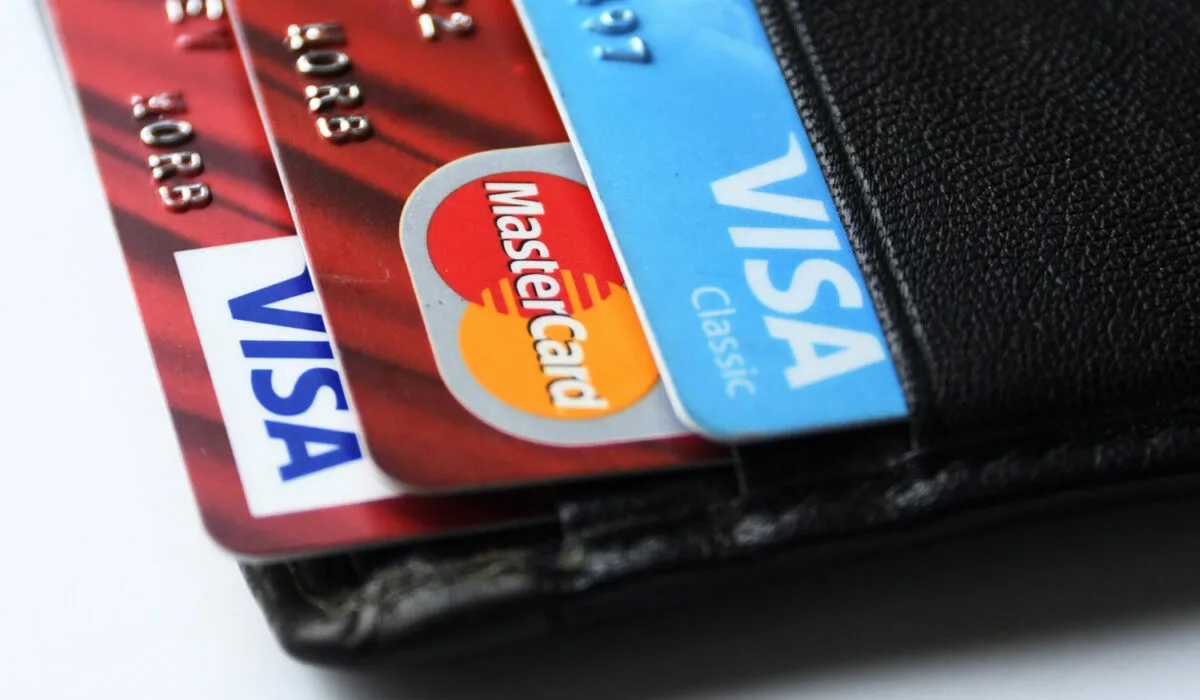 Россия полностью выведет из обращения карты Visa и Mastercard