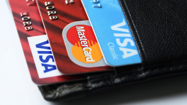 Россия полностью выведет из обращения карты Visa и Mastercard