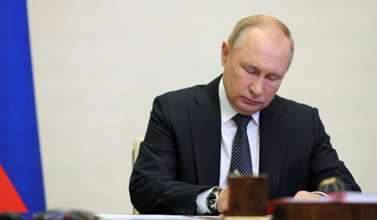 Путин подписал закон, обязывающий не обеспечивающих семьи мигрантов покинуть Россию
