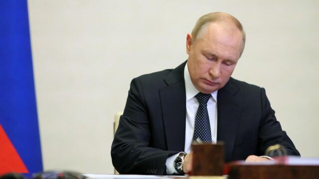 Путин подписал закон, обязывающий не обеспечивающих семьи мигрантов покинуть Россию