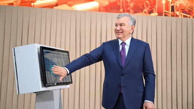 Шавкат Мирзиёев запустил новый комплекс на «Узметкомбинате»