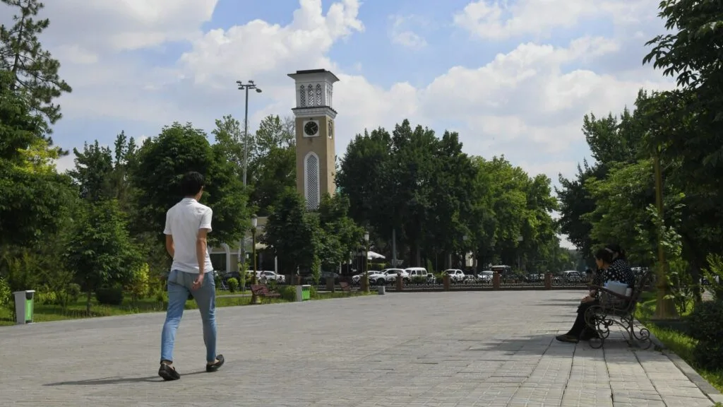 Гострудинспекция рекомендовала ограничить работу на улице с 11:00 до 16:00 из-за жары