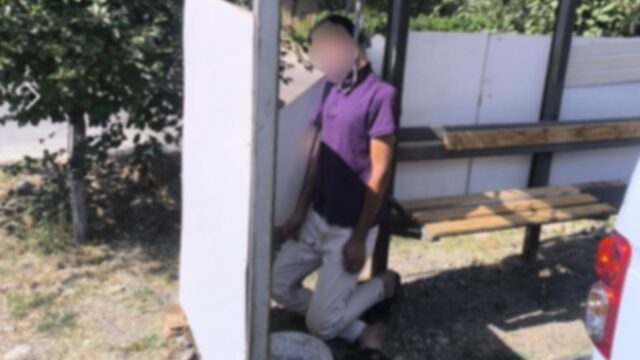 В Ташкенте курьер повесился на автобусной остановке