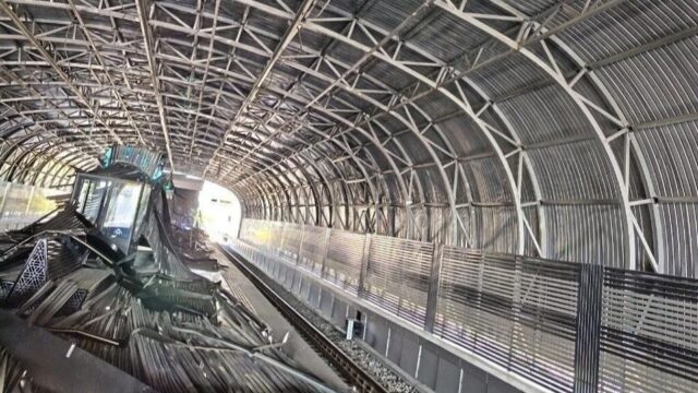 На станции наземного метро в Ташкенте обрушилась часть конструкции кровли