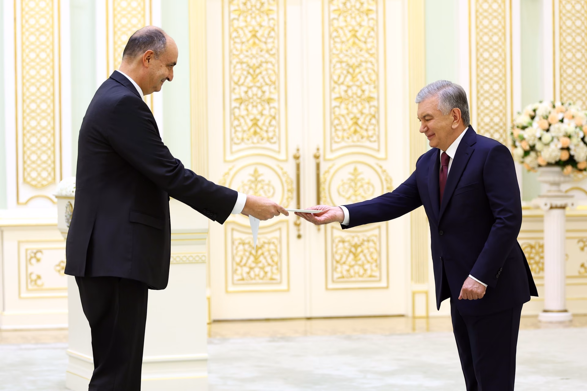 Shavkat Mirziyoyev yangi tayinlangan xorijiy elchilarning ishonch yorliqlarini qabul qildi