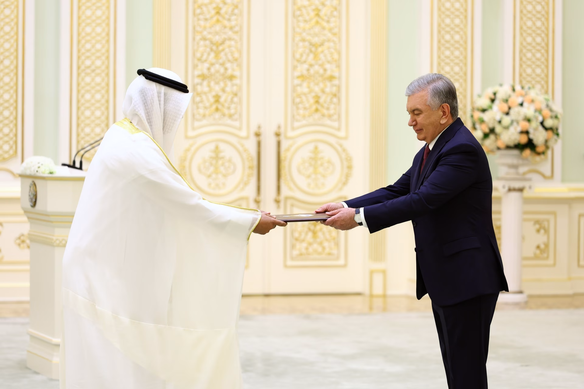 Shavkat Mirziyoyev yangi tayinlangan xorijiy elchilarning ishonch yorliqlarini qabul qildi