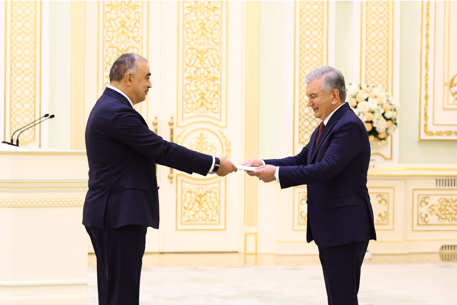 Shavkat Mirziyoyev yangi tayinlangan xorijiy elchilarning ishonch yorliqlarini qabul qildi