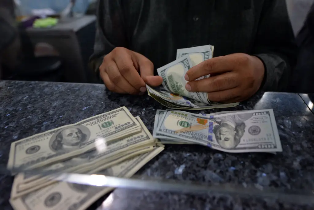 Aholi yarim yilda banklarga 12,3 milliard dollar sotdi