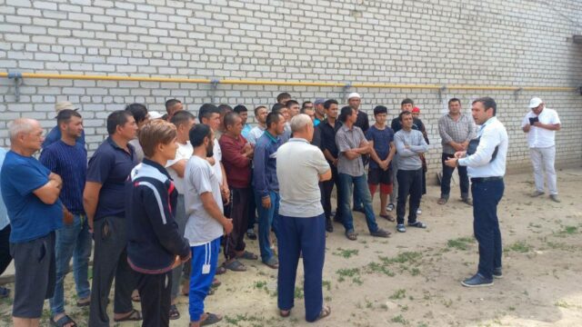 Мигранты из Узбекистана пожаловались на плохие условия и низкие зарплаты в Беларуси